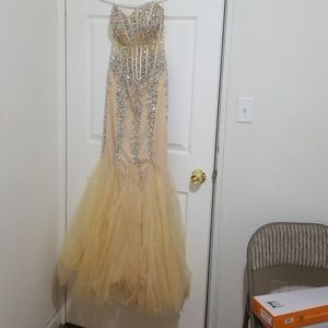 Wedding, graduation, Ball. Birth day gown.